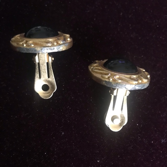 Linda Levinson Clip On Earrings - Picture 3 of 6